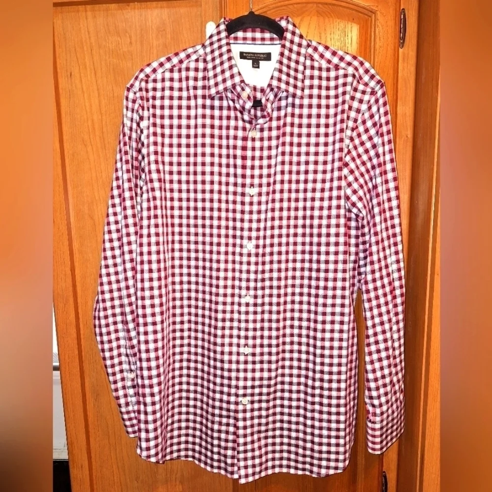 Banana Republic men's long sleeve button-down shirt in a size large. Red plaid
